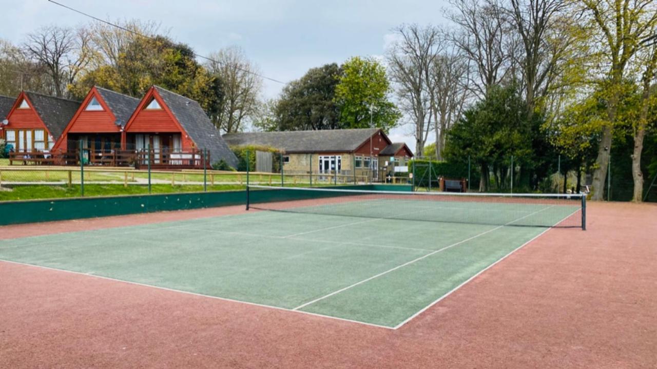 Foxes Sea Side Retreat Deluxe Chalet Is A Lovely Holiday Home Tucked Away On The Kent Coast Kingsdown  Exterior foto